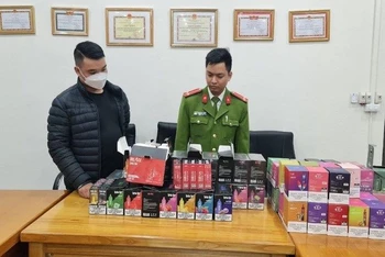Ngày 28/12/2022, Đội Cảnh sát điều tra tội phạm về kinh tế-chức vụ và buôn lậu Công an thành phố Hạ Long (Quảng Ninh) cho biết, đã phát hiện, kiểm tra và thu giữ gần 1 nghìn bộ thuốc lá điện tử các loại. Trong ảnh: Tang vật thuốc lá điện tử tại cơ quan công an.