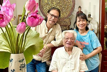 GS, NSND Trần Bảng cùng con gái Trần Thị Mây và con trai NSƯT Trần Lực. (Ảnh: Trang cá nhân nghệ sĩ Trần Lực)
