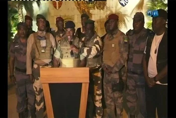 Nhóm sĩ quan Gabon phát biểu trên truyền hình quốc gia, ngày 30/8/2023. (Ảnh chụp màn hình: Reuters)
