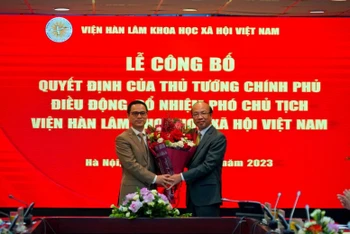 Đồng chí Phan Chí Hiếu, Chủ tịch Viện Hàn lâm Khoa học xã hội Việt Nam chúc mừng Phó Giáo sư, tiến sĩ Tạ Minh Tuấn.