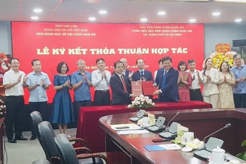 Đại diện hai đơn vị trao đổi văn bản thỏa thuận hợp tác. 