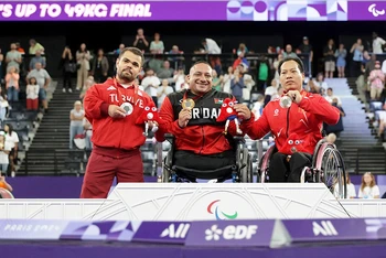 Lê Văn Công (bìa phải) giành HCĐ Paralympic 2024. (Ảnh: AFP)