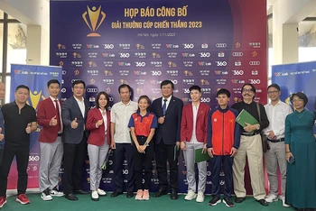 Ban tổ chức và các vận động viên nổi bật của thể thao Việt Nam năm 2023 tại họp báo.