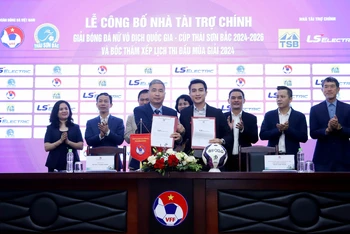 Tổng Thư ký VFF Dương Nghiệp Khôi (ở giữa, bên trái) công bố Nhà tài trợ Giải bóng đá nữ vô địch quốc gia 2024.