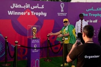 Người hâm mộ chiêm ngưỡng cúp vàng World Cup ở Doha