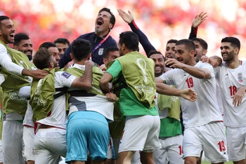 Hai bàn thắng ở phút bù giờ cuối cùng giúp Iran giành trọn vẹn ba điểm. (Ảnh: FIFA)
