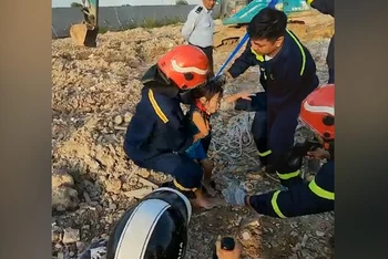 [Video] Nghẹt thở cứu bé gái 5 tuổi rơi xuống hố cọc ép bê-tông