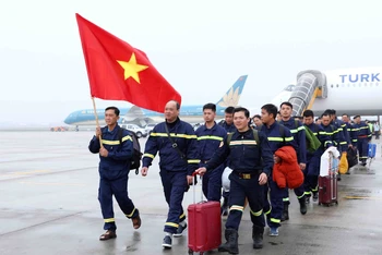 Đoàn công tác Bộ Công an về đến sân bay Nội Bài.