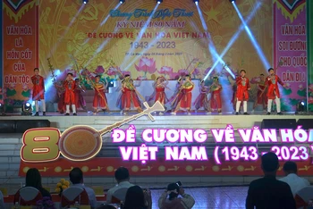 Văn nghệ kỷ niệm 80 năm ra đời “Đề cương về Văn hóa Việt Nam” tại thành phố Cà Mau vào tối 24/2.