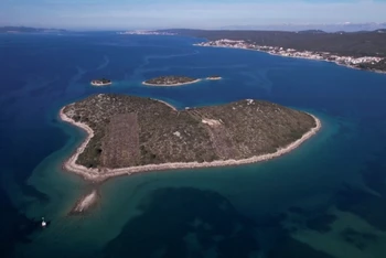 [Video] Hòn đảo tình yêu chờ chủ nhân mới