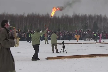 [Video] Người dân Nga đốt nhà gỗ khổng lồ trong lễ hội tiễn mùa đông - Maslenitsa