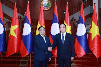 Thủ tướng Phạm Minh Chính gặp và làm việc với Thủ tướng Lào Sonexay Siphandone.