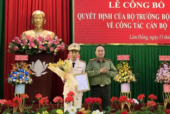 Đại tá Trương Minh Đương, Giám đốc Công an tỉnh Lâm Đồng trao quyết định của Bộ trưởng Công an bổ nhiệm Thượng tá Vũ Tuấn Anh.