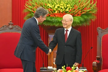 Tổng Bí thư Nguyễn Phú Trọng chào mừng Bộ trưởng Ngoại giao Hoa Kỳ Antony Blinken thăm Việt Nam.