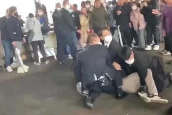 [Video] Cận cảnh nghi phạm ném bom khói vào Thủ tướng Nhật Bản bị bắt giữ