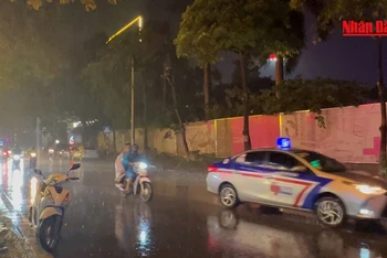 [Video] Mưa giông làm dịu mát thời tiết thủ đô Hà Nội