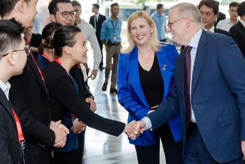 Sinh viên trường đại học RMIT chào đón Thủ tướng Australia đến thăm cơ sở Hà Nội.