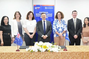 Nhóm Ngân hàng Thế giới và Đại sứ quán Australia tại lễ ký kết.