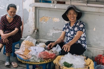 [Video] Cơm nắm muối vừng, món ăn dân dã trở thành “đặc sản” ở Hà Nội