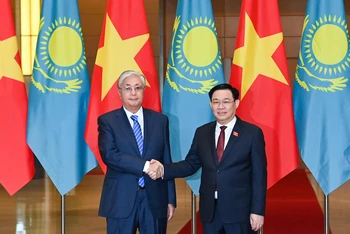 Chủ tịch Quốc hội Vương Đình Huệ và Tổng thống Cộng hòa Kazakhstan Kassym-Jomart Tokayev tại buổi hội kiến. (Ảnh Duy Linh)