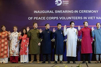 Chín tình nguyện viên của Chương trình Hòa bình (Peace Corps) tuyên thệ dạy tiếng Anh hai năm ở Việt Nam. (Nguồn: Peace Corps)