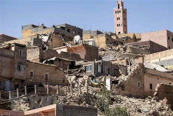 Nhiều ngôi nhà bị phá hủy sau trận động đất ở Moulay Brahim, tỉnh Al-Haouz, Maroc, ngày 9/9. (Ảnh: AFP/TTXVN)