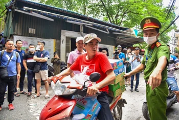 Người dân tiếp sức lực lượng chức năng trong vụ cháy chung cư mini tại Thanh Xuân