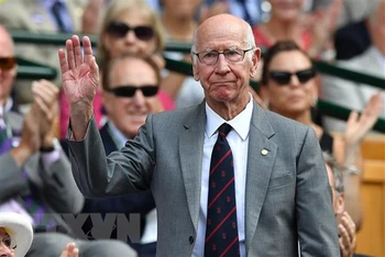 Ông Bobby Charlton theo dõi trận đấu quần vợt tại Giải Wimbledon ở London, Anh, ngày 7/7/2018. (Ảnh: AFP/TTXVN)