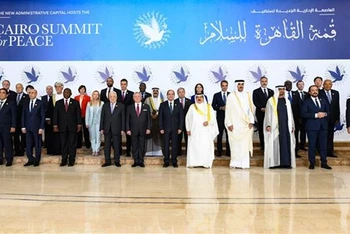 Các nhà lãnh đạo chụp ảnh chung tại Hội nghị thượng đỉnh hòa bình Cairo, Ai Cập, ngày 21/10. (Ảnh: AFP/TTXVN)