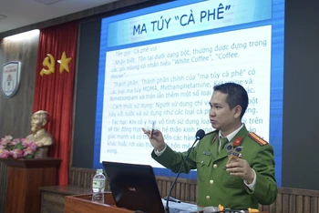 Thiếu tá Nguyễn Văn Hoàn hướng dẫn thầy cô giáo nhận diện ma túy “thế hệ mới”.