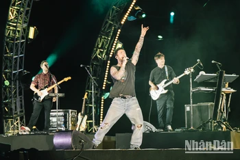 [Video] Những hình ảnh trong đêm diễn của nhóm nhạc Maroon 5 tại Việt Nam