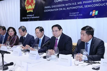 Thủ tướng Phạm Minh Chính phát biểu tại Tọa đàm về hợp tác phát triển trí tuệ nhân tạo và công nghệ. (Ảnh: TTXVN)