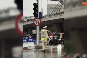 [Video] Mưa, lạnh và tắc đường đầu tuần tại Hà Nội