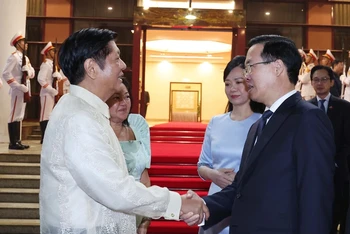 Chủ tịch nước Võ Văn Thưởng và Phu nhân chia tay Tổng thống Philippines Ferdinand Marcos Jr và Phu nhân. (Ảnh: TTXVN)