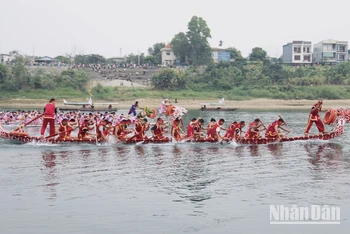 [Video] Đầu năm Giáp Thìn xem đua thuyền rồng trên sông Lô