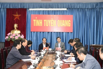 Đồng chí Chẩu Văn Lâm, Bí thư Tỉnh ủy cùng đồng chí Nguyễn Văn Sơn, Chủ tịch Ủy ban nhân dân tỉnh Tuyên Quang chỉ đạo cuộc họp. 
