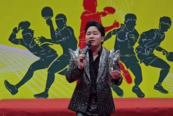 [Video] Ca sĩ Tùng Dương biểu diễn đầy cảm xúc tại Giải vô địch Bóng bàn Quốc gia Báo Nhân Dân lần thứ 42