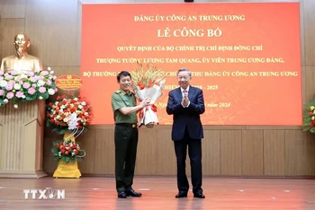 Chủ tịch nước Tô Lâm tặng hoa chúc mừng Bộ trưởng Bộ Công an Lương Tam Quang được Bộ Chính trị chỉ định giữ chức Bí thư Đảng ủy Công an Trung ương, nhiệm kỳ 2020-2025. (Ảnh: TTXVN)