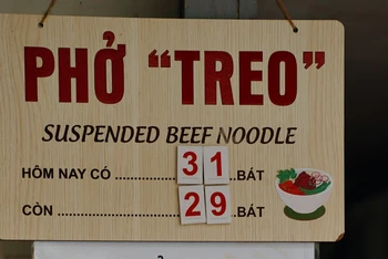 Phở “treo” Hà Nội: Hương vị của sự sẻ chia và những câu chuyện thú vị ít người biết