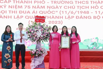 Trưởng phòng Giáo dục và Đào tạo quận Ba Đình Lê Đức Thuận cùng ban giám hiệu Trường trung học cơ sở Thành Công. 