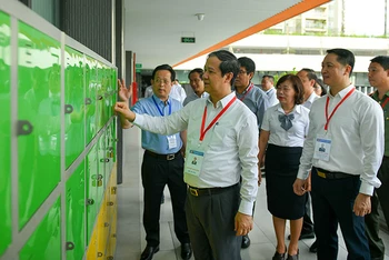 Bộ trưởng Nguyễn Kim Sơn kiểm tra điểm thi đặt tại Trường trung học cơ sở Nguyễn Duy Hưng (Hà Nội).