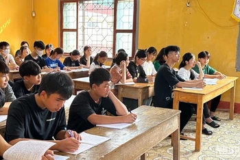 Học sinh lớp 12 Trường trung học phổ thông Chợ Mới (huyện Chợ Mới, tỉnh Bắc Kạn) trong giờ ôn tập trước kỳ thi. 