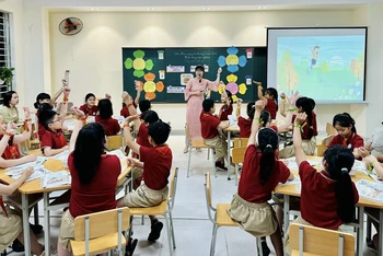 Tiết học Hoạt động trải nghiệm của cô và học sinh lớp 4A Trường tiểu học Thủ Lệ (Ba Đình, Hà Nội).