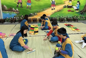 Học sinh Trường tiểu học Tràng An (Hoàn Kiếm, Hà Nội) chơi trò chơi dân gian. 