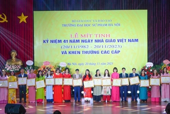 Giáo sư, Tiến sĩ Nguyễn Văn Minh trao tặng Bằng khen của Bộ trưởng Giáo dục và Đào tạo cho các giảng viên tiêu biểu. 