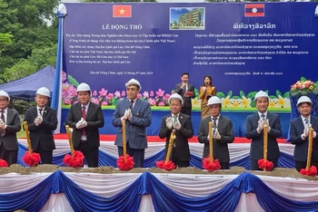 Lãnh đạo Đại học Quốc Gia Hà Nội và Đại học Quốc Gia Lào động thổ xây dựng Trung tâm Nghiên cứu Khoa học và Tập huấn tại Đại học Quốc gia Lào.