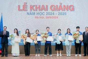 Trường đại học Hòa Bình khen thưởng các sinh viên có thành tích cao trong học tập và rèn luyện.