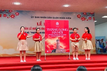 Học sinh Trường tiểu học Quang Trung giới thiệu cuốn sách Thăng Long-Hà Nội những trang sử vẻ vang chống ngoại xâm. 