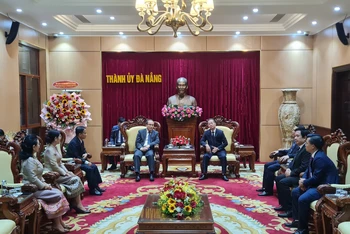 Đồng chí Nguyễn Văn Quảng, Bí thư Thành ủy Đà Nẵng chủ trì tiếp Đoàn Tổng Lãnh sự quán nước Cộng hòa Dân chủ Nhân dân Lào tại Đà Nẵng.