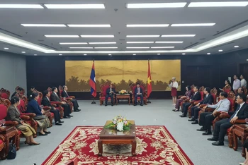 Đồng chí Lương Nguyễn Minh Triết chủ trì tiếp đoàn công tác của Ủy ban Dân tộc Quốc hội Lào.